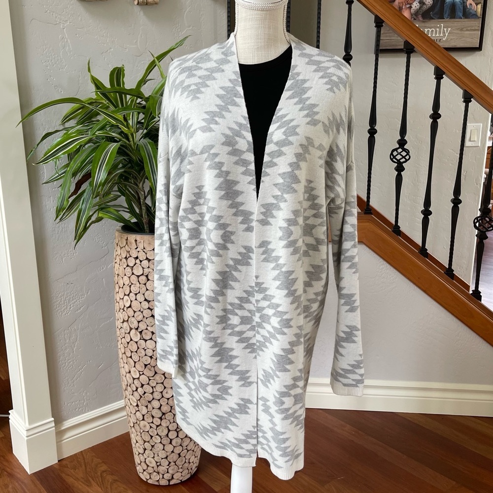Dynamite Gray and White Boho southwestern‎ Print Cardigan/Wrap Size: M/L